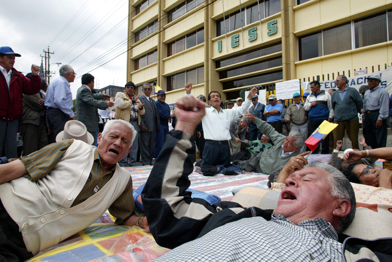Quito 14 Julio del 2004
Los jubilados del IESS se declararon en huelga de Hambre en el edificio Zarzuela.  Eloy Castellanos se declaró en huelga de hambre.