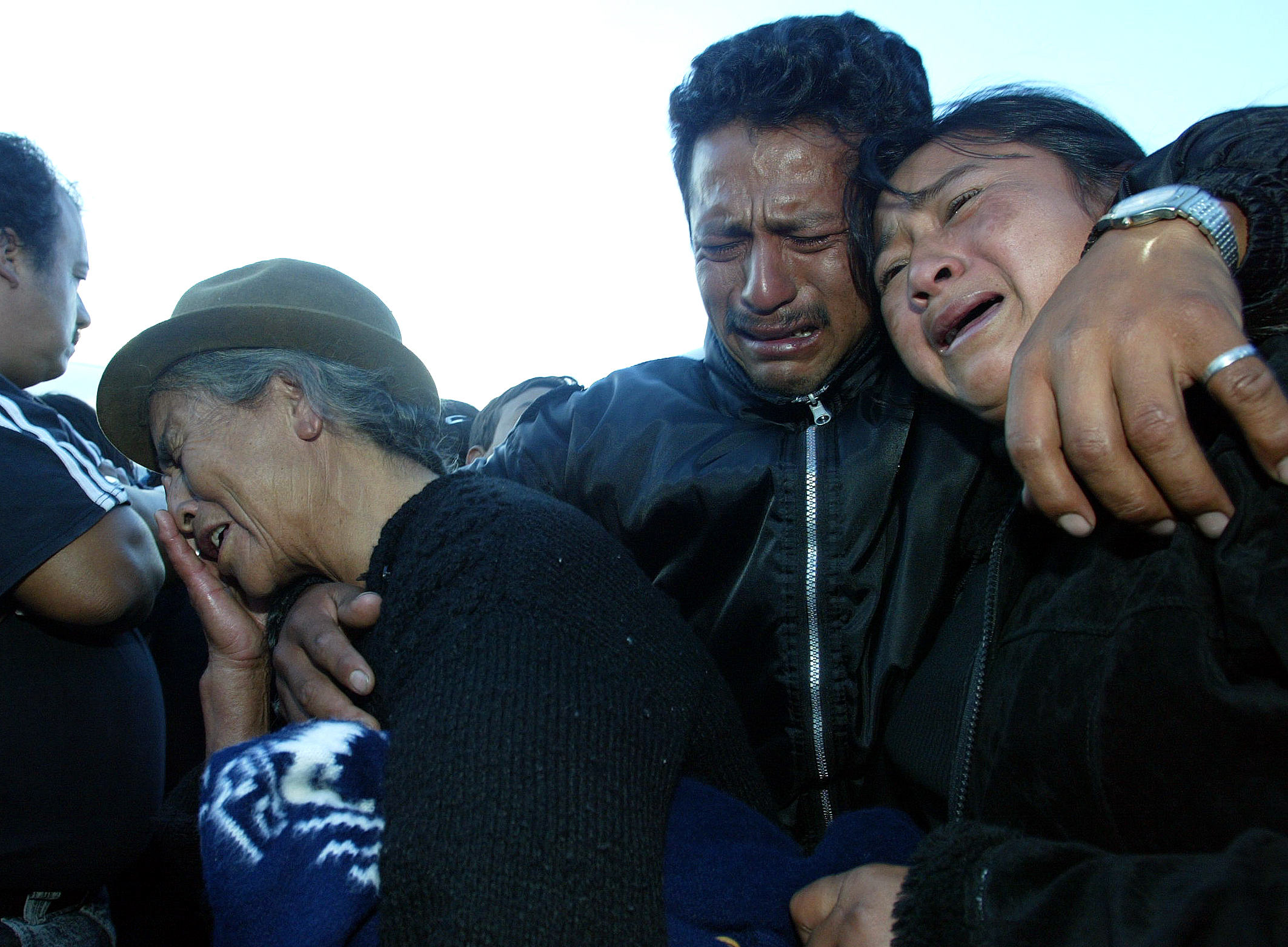 Familiares de Angel  Manzano Perez, fallecido en los atentados a los trenes de Madrid, esperaron los restos en el angar 4 del Aeropuerto Mariscal sucre de Quito. La madre del fallecido, Teresa Perez, Luis Manzano y Mariana Manzano, hermanos de la vÌctima.