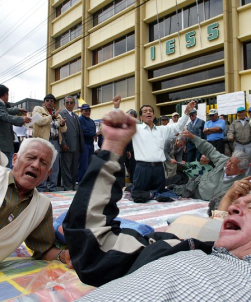 Quito 14 Julio del 2004
Los jubilados del IESS se declararon en huelga de Hambre en el edificio Zarzuela.  Eloy Castellanos se declaró en huelga de hambre.