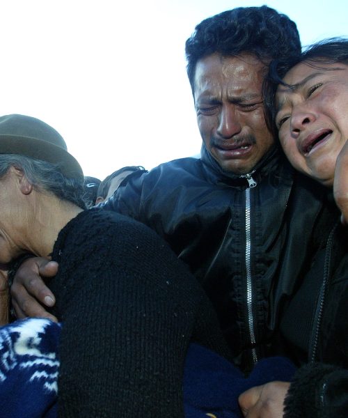 Familiares de Angel  Manzano Perez, fallecido en los atentados a los trenes de Madrid, esperaron los restos en el angar 4 del Aeropuerto Mariscal sucre de Quito. La madre del fallecido, Teresa Perez, Luis Manzano y Mariana Manzano, hermanos de la vÌctima.